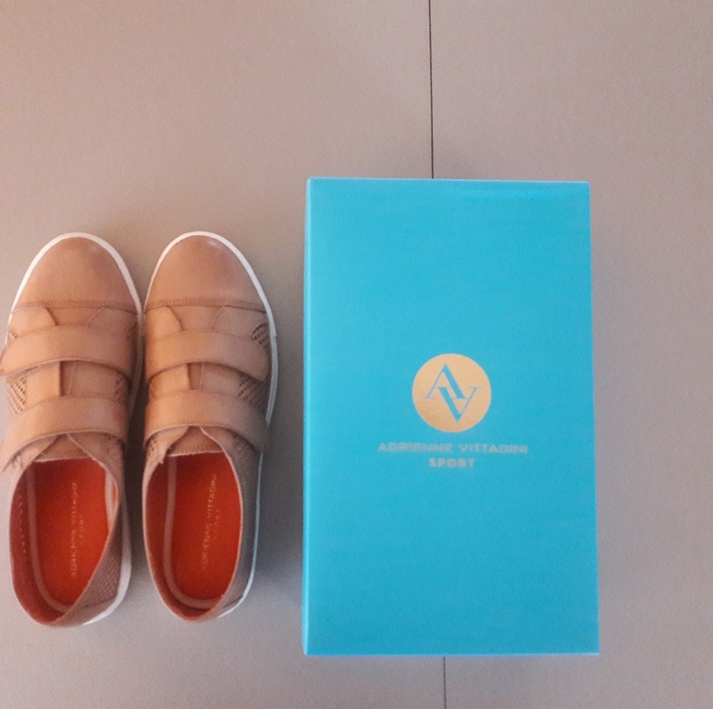 Adrienne Vittadini Dulls Perforated Sneaker Sz 9.5